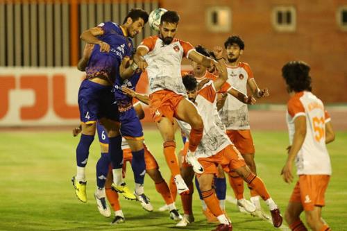 حمله به داور یک بازی را نیمه تمام کرد