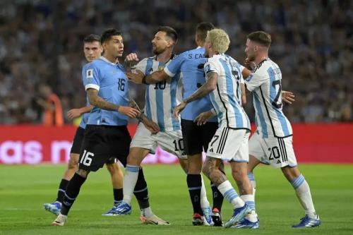 عکس درگیری شدید مسی با مدافع اروگوئه