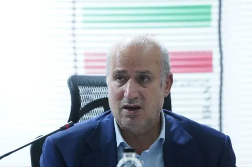 اگر شعار نژادپرستانه سر داده شود داور بازی را متوقف می کند