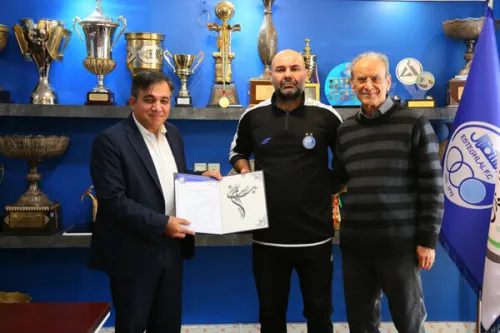 سرمربی جدید تیم فوتبال استقلال حکمش را گرفت بعلاوه عکس