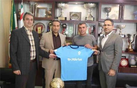 عبدالله ویسی سرمربی تیم فوتبال پیكان ماند